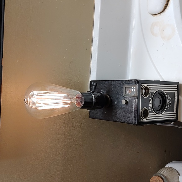 A beautiful vintage Kodak Brownie camera turned into a lamp with an Edison bulb - Picture 7 of 8
